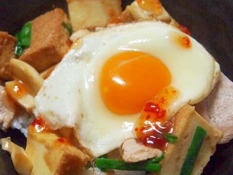 豚肉と厚揚げと目玉焼きのスイートチリ丼